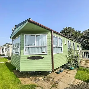 https://lovely-caravan-for-hire-with-decking-at-skipsea-sands.yorkshirehotels.net