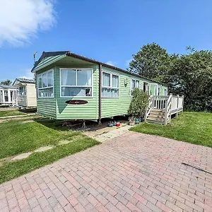 https://lovely-caravan-for-hire-with-decking-at-skipsea-sands.yorkshirehotels.net