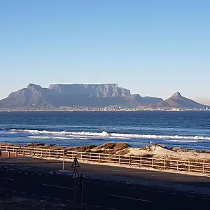 https://blouberg-luxury-beachfront-apartment.hotels-capetown.com
